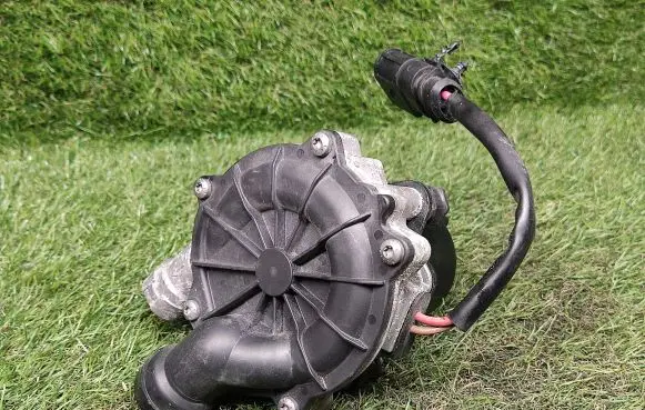 Volkswagen Jetta VI Secondary air pump 04E131333A