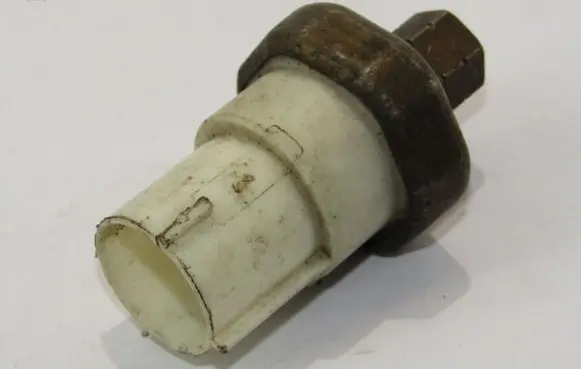 Ford Mondeo Mk III Oil pressure sensor F68H190594AA