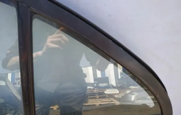 Rear vent window glass