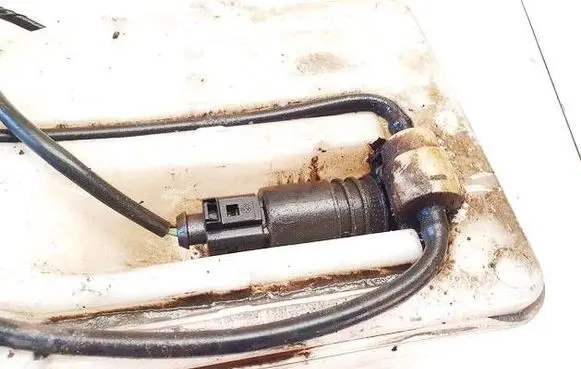 Mitsubishi Colt Windscreen/windshield washer pump