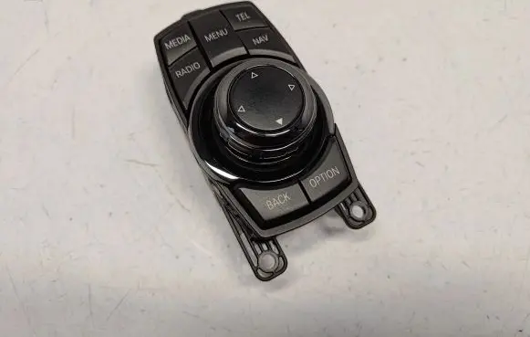 Head unit multimedia control