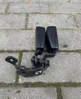 Audi A3 S3 8V Middle seatbelt buckle (rear) 8V0857739A