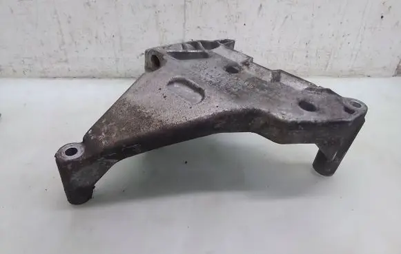 Seat Altea XL Engine mounting bracket 03G199207F V000KTS102