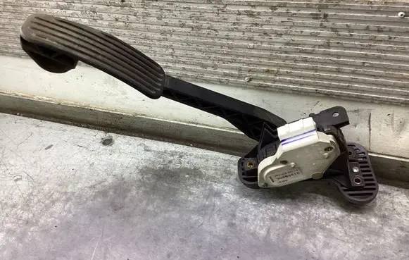 Volvo V70 Accelerator throttle pedal 30683516