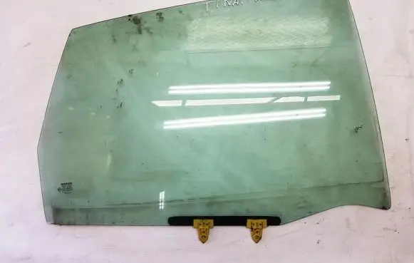 Rear door window glass