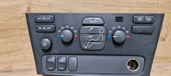 Volvo V70 Climate control unit 8682930