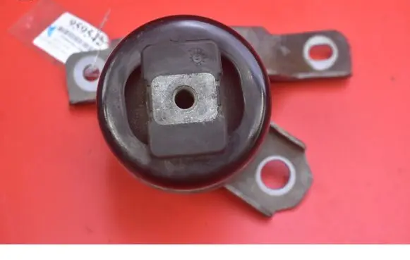 Engine mount vacuum valve