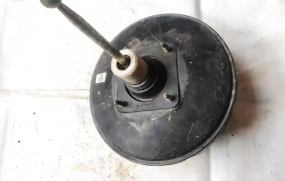 Volkswagen Golf III Brake booster 1H1612105A
