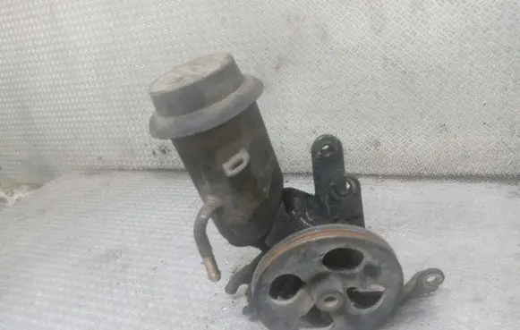 Toyota Yaris Power steering pump