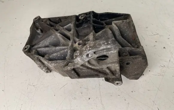Volkswagen PASSAT B5.5 Engine mounting bracket 038260885C