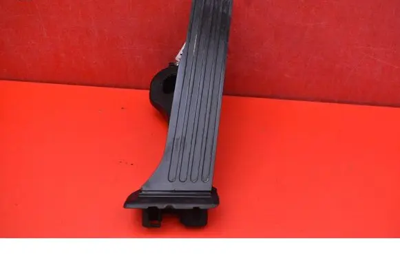 Accelerator throttle pedal