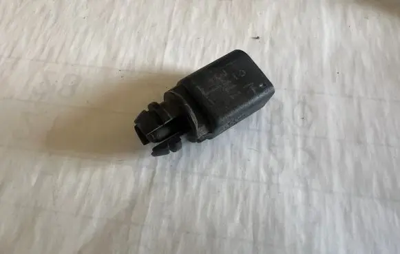 Volkswagen PASSAT B6 Outside/external air temperature sensor 8Z0820535