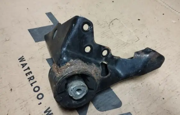 Chrysler Neon II Engine mount bracket 46685227