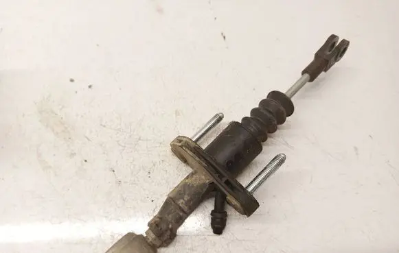 Opel Astra H Clutch master cylinder 90523769