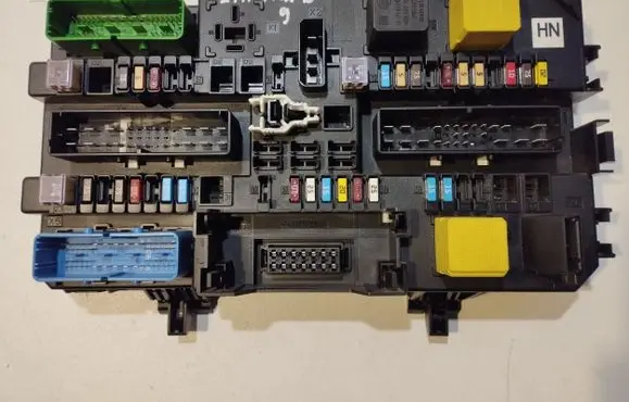 Opel Zafira B Fuse module 13220829 5DK00866943