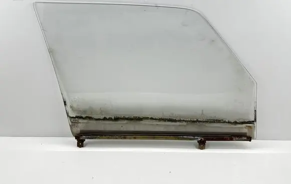 Mercedes-Benz W123 Front door window glass four-door