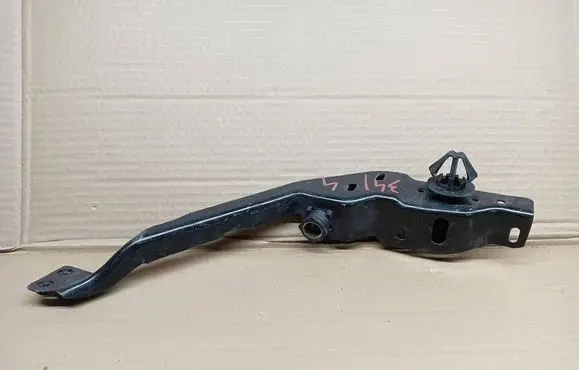 Mercedes-Benz C W204 Headlight/headlamp mounting bracket 204620603