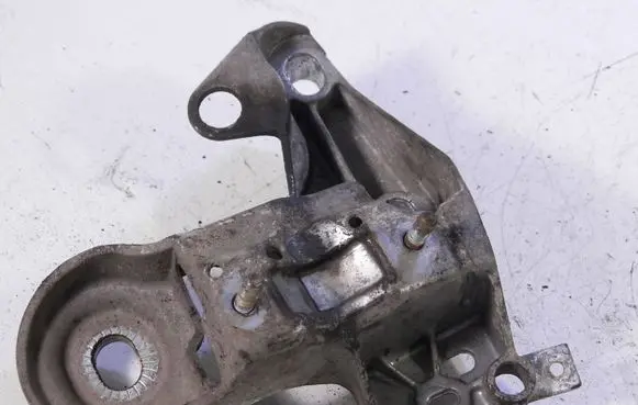 Volkswagen PASSAT B5 Engine mounting bracket 4B0199352