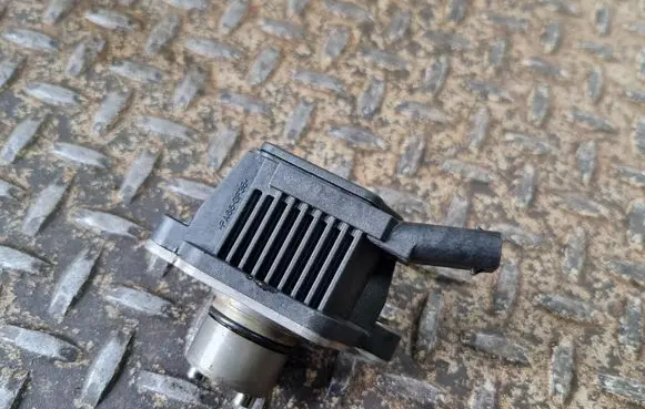 Volkswagen Tiguan Camshaft vanos timing valve 04E906048C