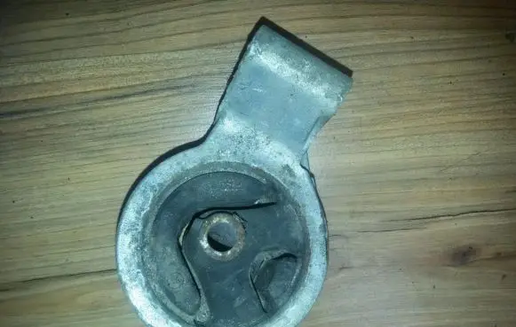 Mitsubishi Carisma Engine mount bracket 3318027