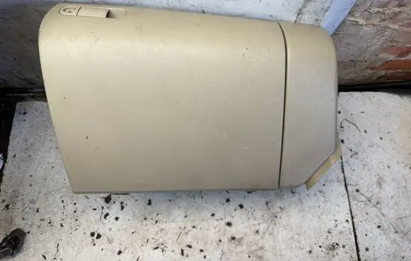 Mazda 3 I Glove box