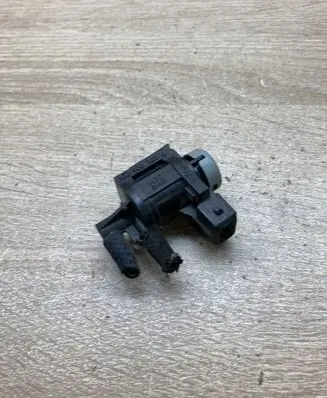 Volkswagen Golf V Vacuum valve 1J0906283A