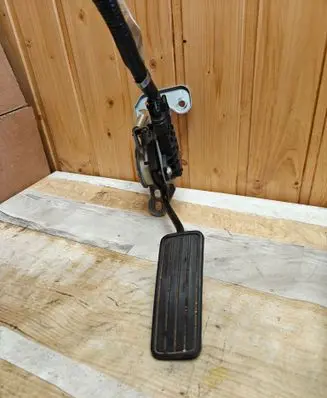 Accelerator throttle pedal