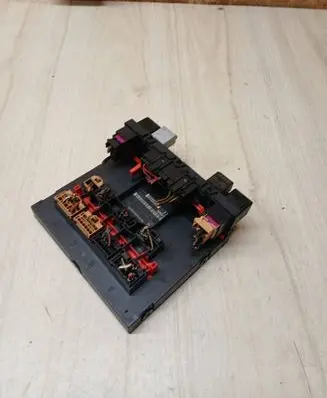 Volkswagen Caddy Fuse module H37S0501 1K0937049AA F005V00495