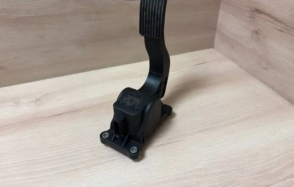 Accelerator throttle pedal