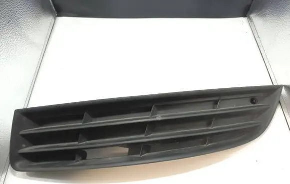 Volkswagen PASSAT B6 Front bumper lower grill 3C0853665
