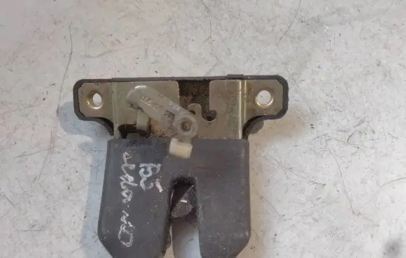 Audi A4 S4 B5 8D Tailgate/trunk/boot lock/catch/latch 8D5827505