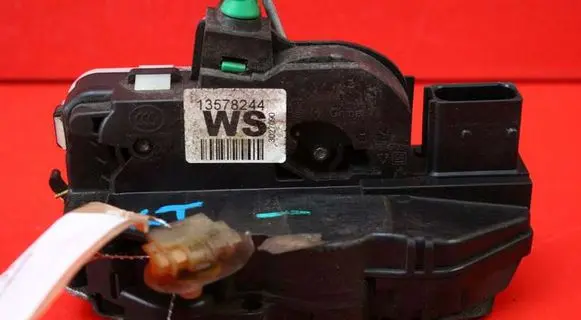 Chevrolet Cruze Rear door lock 13578244