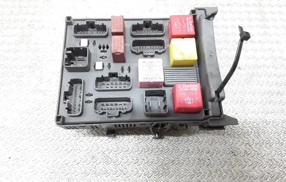 Renault Espace - Grand espace IV Fuse module 8200004201E