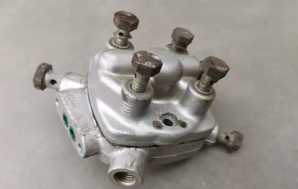 Audi 100 200 5000 C3 Fuel distributor 0438101005