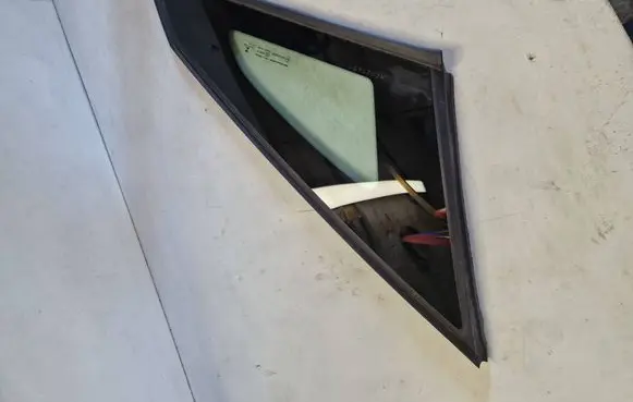 Citroen C4 III e-C4 Rear side window 9832918480