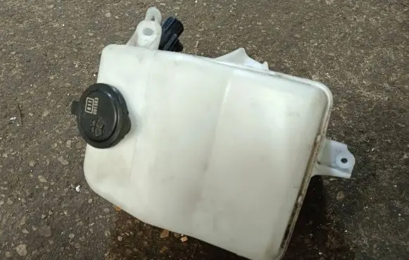 Toyota Mirai Lamp washer fluid tank 060851548