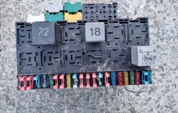 Volkswagen Golf III Fuse module