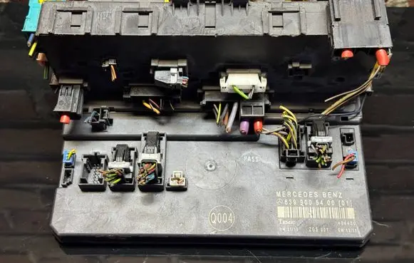 Mercedes-Benz Vito Viano W639 SAM control unit 6399005400