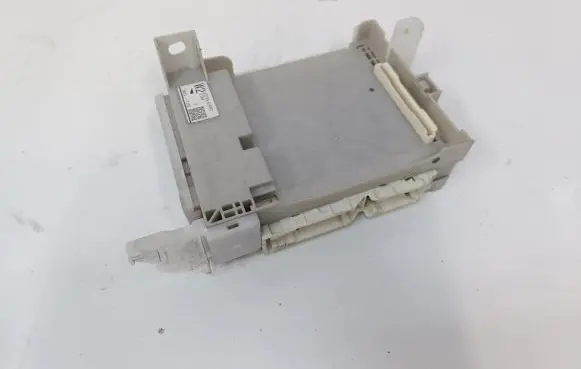 Toyota Prius c Fuse module 8273052P60