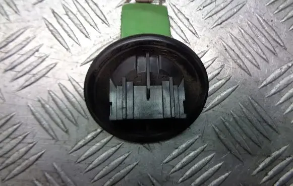 Volkswagen Polo IV 9N3 Heater blower fan relay 