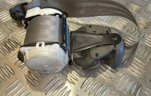 Toyota Hilux (AN10, AN20, AN30) Rear seatbelt 7212551