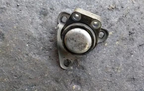 Ford Mondeo Mk III Engine mount bracket