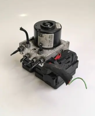 Skoda Octavia Mk2 (1Z) ABS Pump 10097003153 1K0907379P 00009496E5