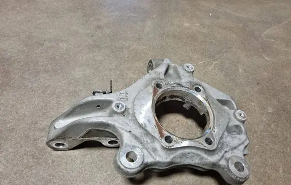 Chrysler Pacifica Front wheel hub 68189019AB P68189019AB