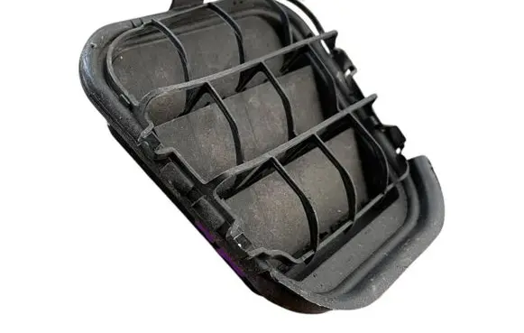 Quarter panel pressure vent