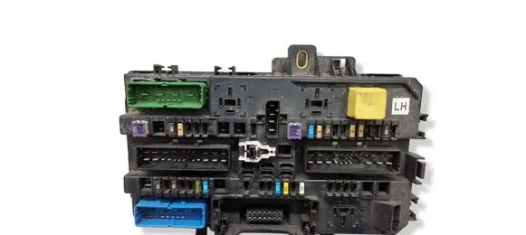 Opel Zafira B Fuse module 13268286