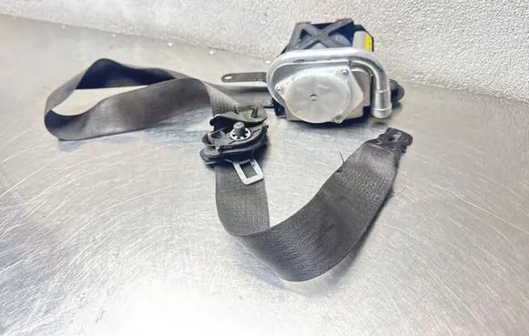 Opel Insignia A Front seatbelt 13303851 M111