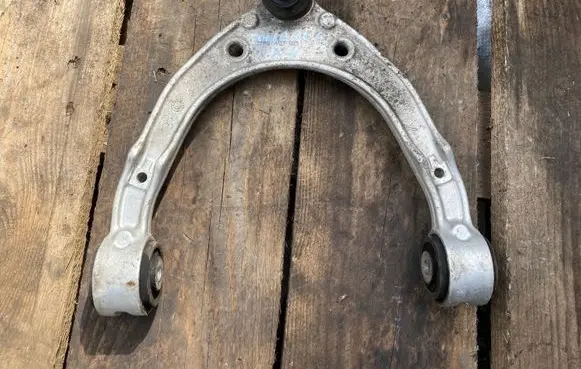 Volkswagen Touareg II Front lower control arm/wishbone K195307