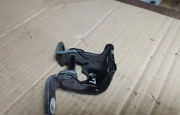 Honda CR-V Rear door upper hinge