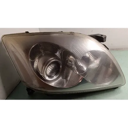 Toyota Avensis T250 Headlight/headlamp 8422